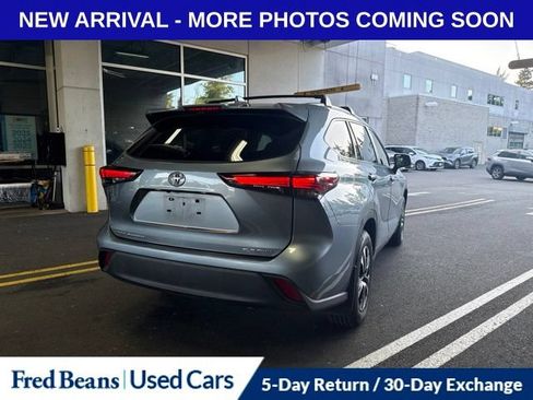 Used 2024 Toyota Highlander XLE AWD/4WD image 3