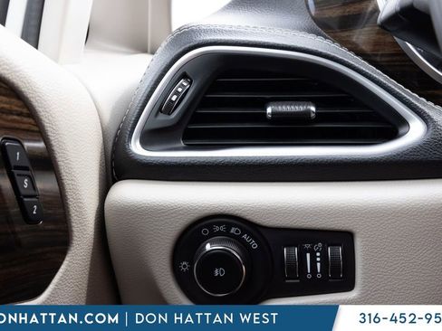 Used 2023 Chrysler Pacifica Limited FWD image 8