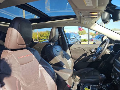 Used 2017 Jeep Cherokee Trailhawk image 25