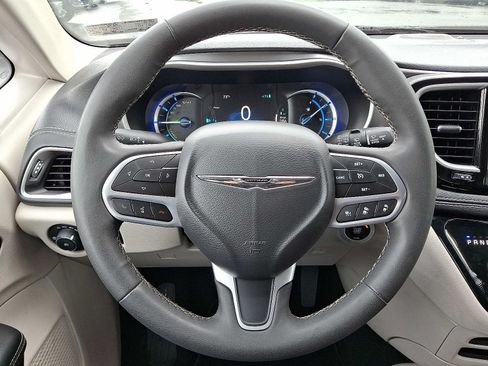 Used 2023 Chrysler Pacifica Touring-L FWD image 19