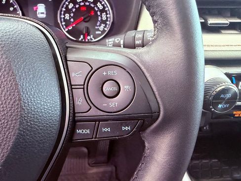 Used 2019 Toyota RAV4 XLE Premium FWD image 22
