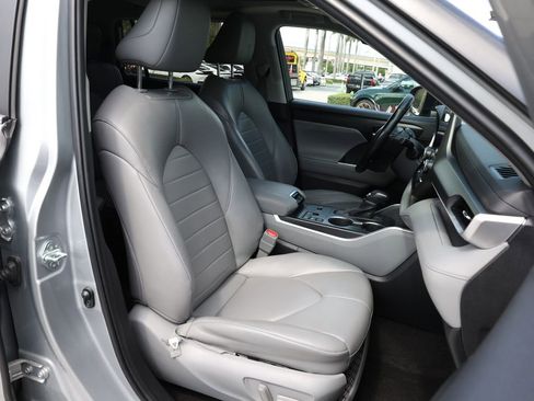 Used 2023 Toyota Highlander XLE FWD image 21