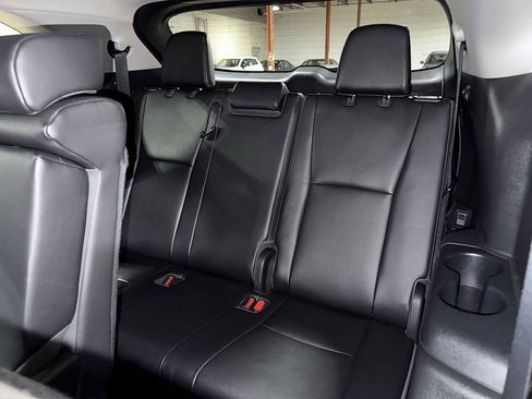 Used 2022 Toyota Highlander XLE AWD/4WD image 18