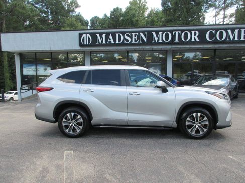 Used 2023 Toyota Highlander XLE FWD image 4