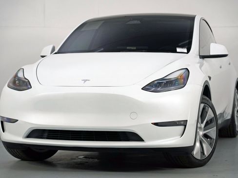 Used 2024 Tesla Model Y Long Range image 3