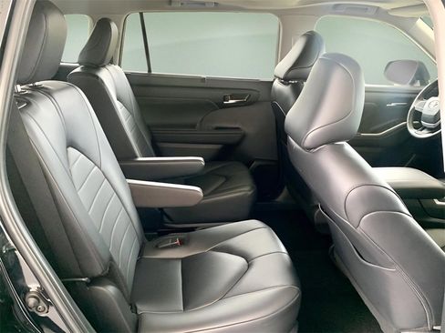 Used 2024 Toyota Highlander XLE image 28