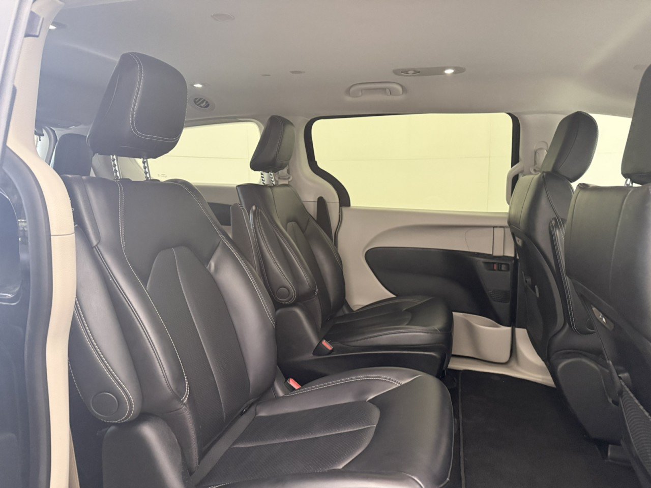 Used 2023 Chrysler Pacifica Touring-L FWD image 13