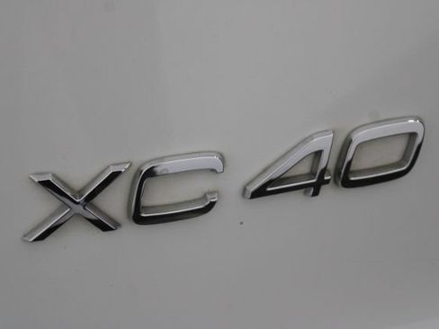 Used 2019 Volvo XC40 T4 R-Design FWD image 7