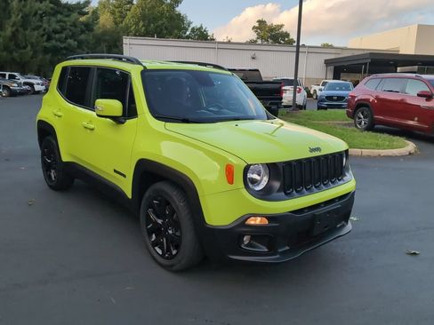 Used 2018 Jeep Renegade Altitude w/ UConnect 8.4 Nav Group FWD image 2