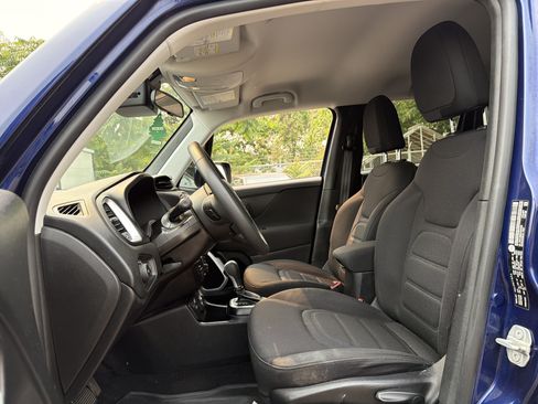 Used 2018 Jeep Renegade Latitude AWD/4WD image 8