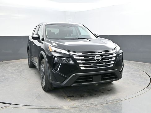 Used 2024 Nissan Rogue SV image 3