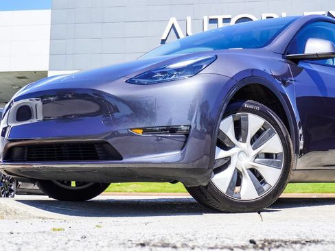 Used 2023 Tesla Model Y Long Range AWD/4WD image 2