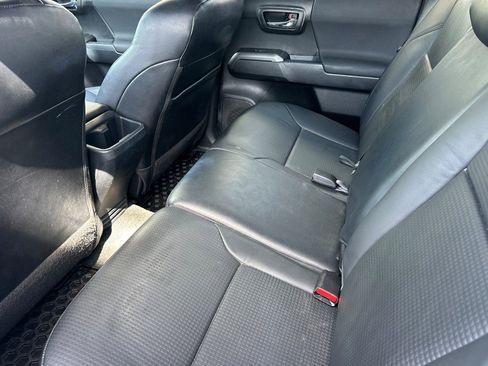 Used 2018 Toyota Tacoma TRD Sport AWD/4WD image 12
