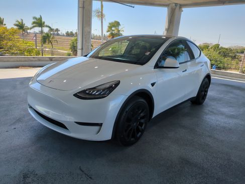 Used 2023 Tesla Model Y Long Range image 9