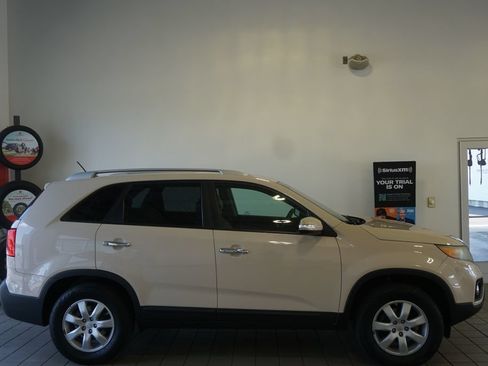 Used 2011 Kia Sorento 2WD w/ Convenience Pkg image 2