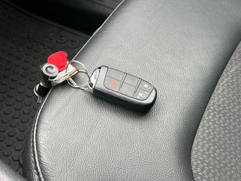 Used 2025 Jeep Compass Trailhawk image 21