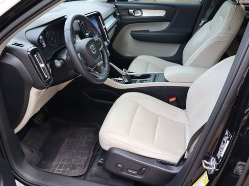 Used 2019 Volvo XC40 T5 Momentum AWD/4WD image 16