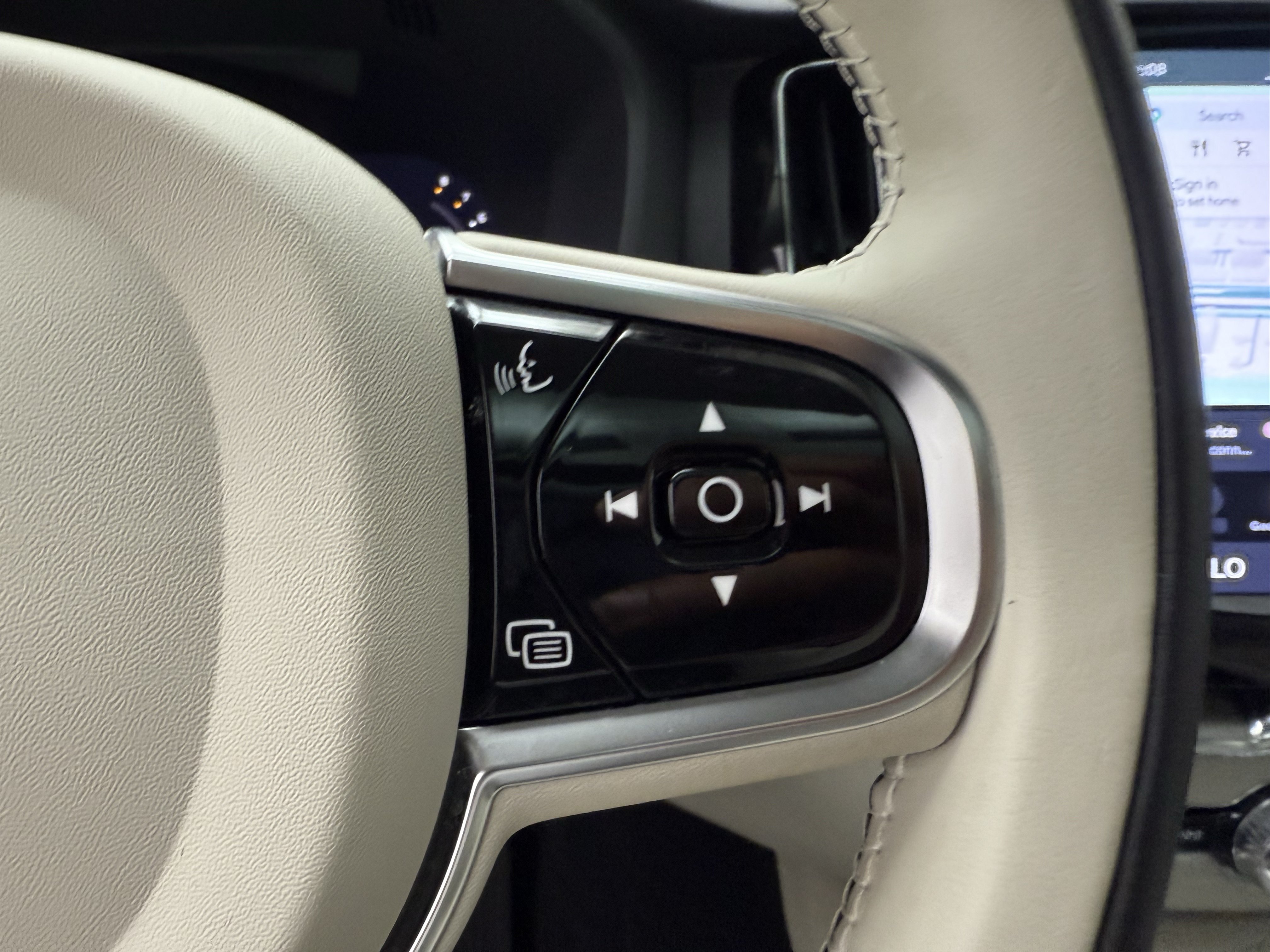 Certified 2024 Volvo XC60 B5 Plus w/ Protection Package Premier AWD/4WD image 17