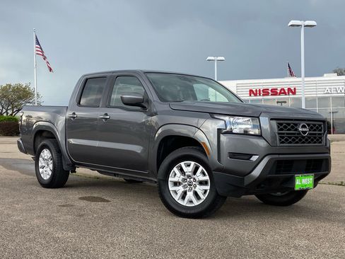 Used 2023 Nissan Frontier SV image 1