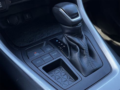 Used 2021 Toyota RAV4 XLE Premium image 17