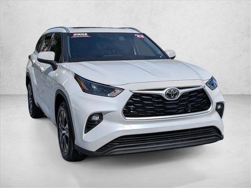 Used 2022 Toyota Highlander XLE FWD image 3