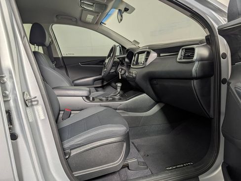 Used 2019 Kia Sorento L FWD image 12