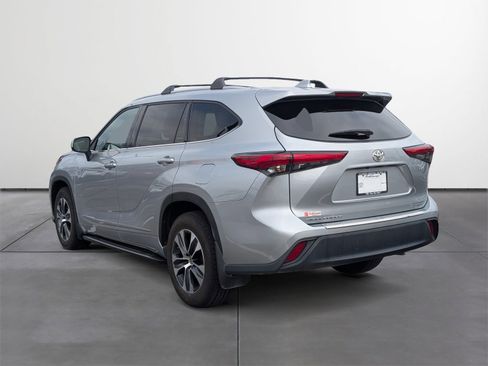 Used 2022 Toyota Highlander XLE image 4