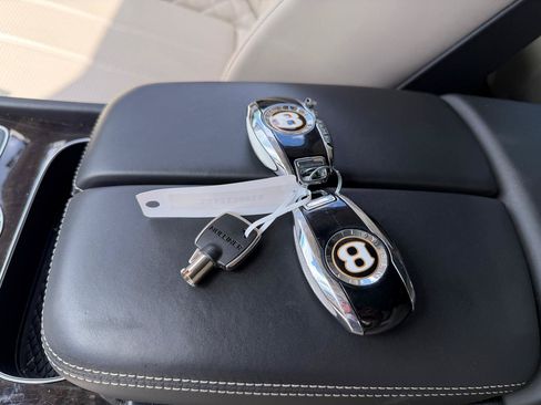 Used 2020 Bentley Bentayga Plug-In Hybrid AWD/4WD image 43