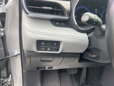 Used 2023 Toyota Highlander Limited image 18