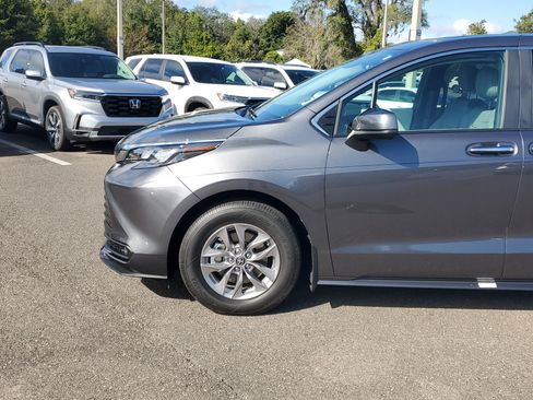 Used 2025 Toyota Sienna XLE image 11