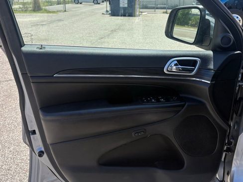 Used 2019 Jeep Grand Cherokee Limited image 10