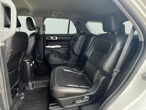 Used 2022 Ford Explorer XLT w/ Equipment Group 202A AWD/4WD image 17