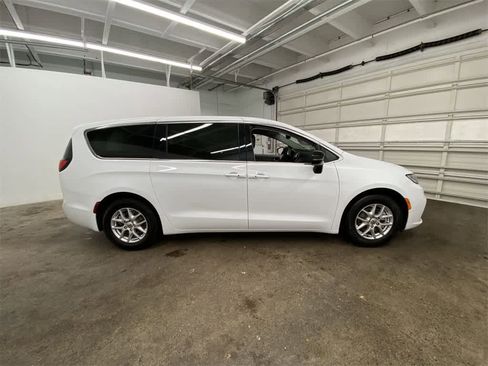 Used 2024 Chrysler Pacifica Touring-L image 7