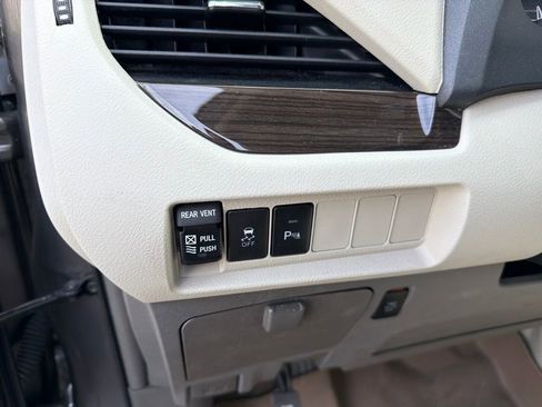 Used 2018 Toyota Sienna XLE w/ XLE Navigation Package FWD image 18