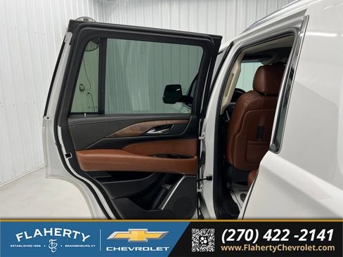 Used 2020 Cadillac Escalade Luxury AWD/4WD image 10