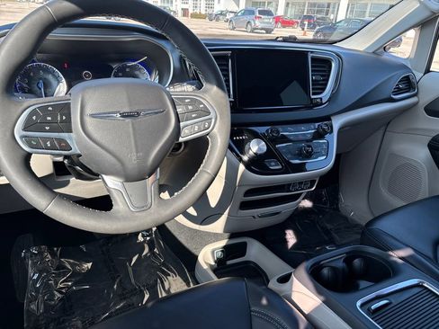 Used 2023 Chrysler Pacifica Touring-L image 16