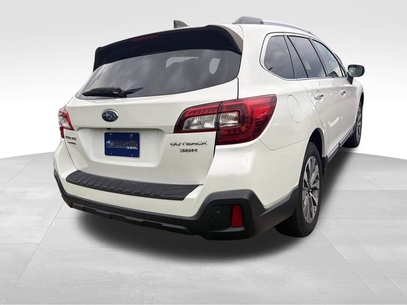 Used 2018 Subaru Outback 3.6R Touring AWD/4WD image 4