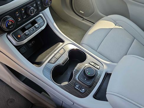 Used 2023 GMC Acadia SLT image 20