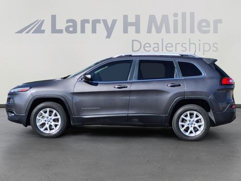 Used 2017 Jeep Cherokee Latitude AWD/4WD image 4
