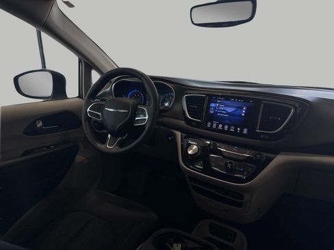Used 2017 Chrysler Pacifica Touring Plus FWD image 32