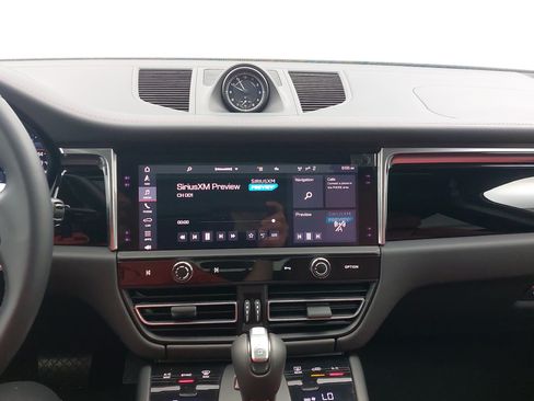 Certified 2025 Porsche Macan AWD/4WD image 22