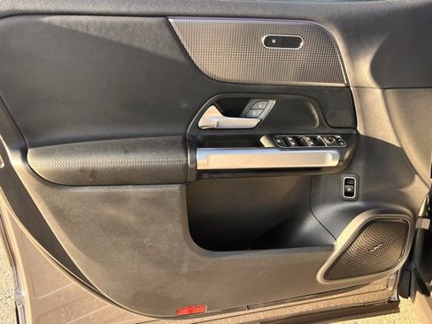 Used 2022 Mercedes-Benz EQB 350 4MATIC image 9