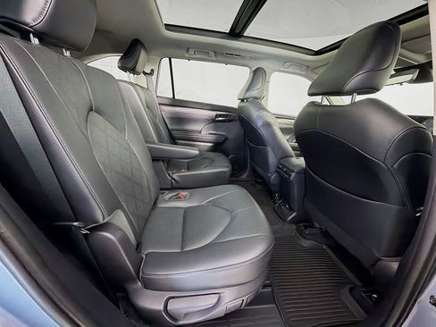 Certified 2021 Toyota Highlander Platinum FWD image 28