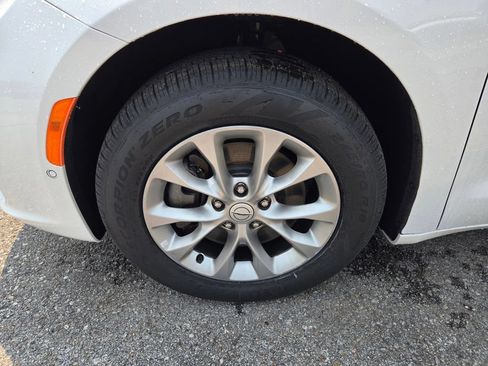 Used 2025 Chrysler Pacifica Select AWD/4WD image 10