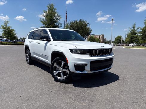Used 2023 Jeep Grand Cherokee L Limited AWD/4WD image 2