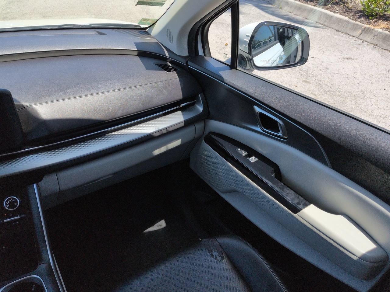 Used 2023 Kia Carnival LX FWD image 17