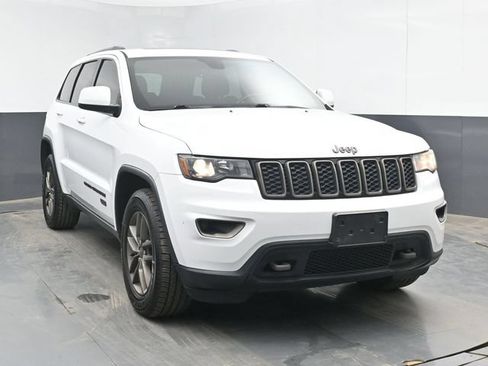 Used 2017 Jeep Grand Cherokee Laredo AWD/4WD image 2