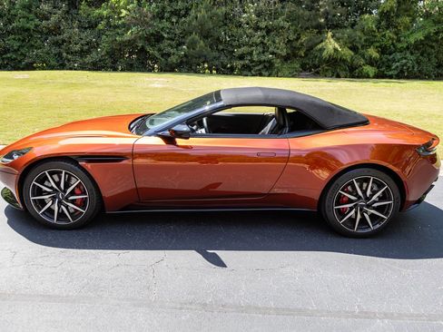 Used 2021 Aston Martin DB11 Volante RWD image 15