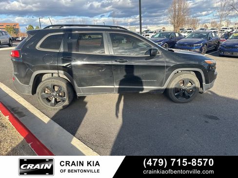 Used 2018 Jeep Cherokee Latitude w/ Altitude Package image 6