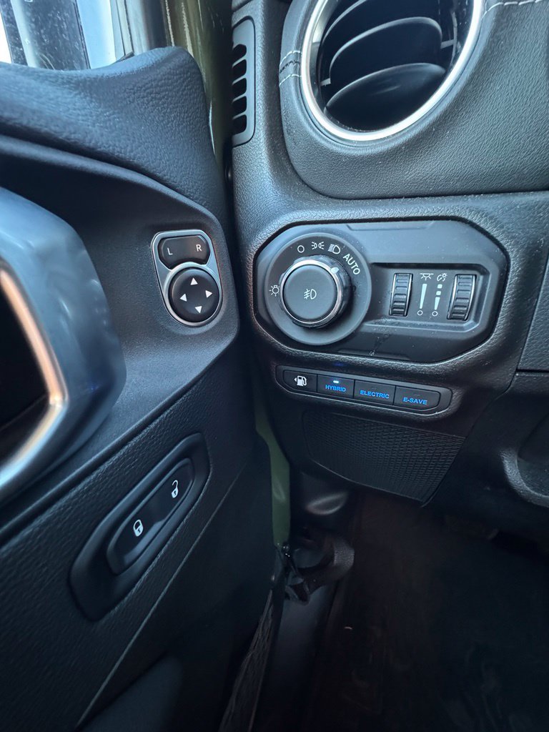 Used 2021 Jeep Wrangler Unlimited Sahara w/ Cold Weather Group AWD/4WD image 16